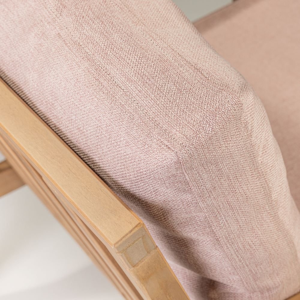 poltrona ripada com almofadas rosa 7