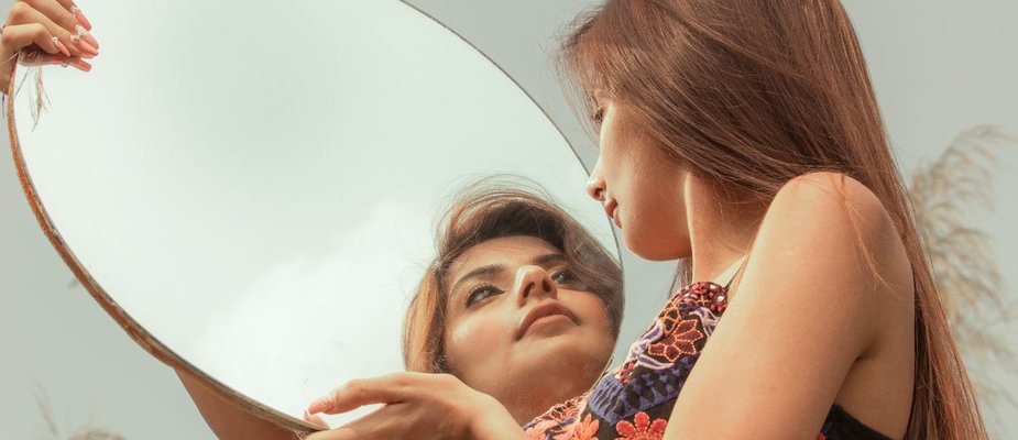 O que significa sonhar com espelho: Explore os sonhos!